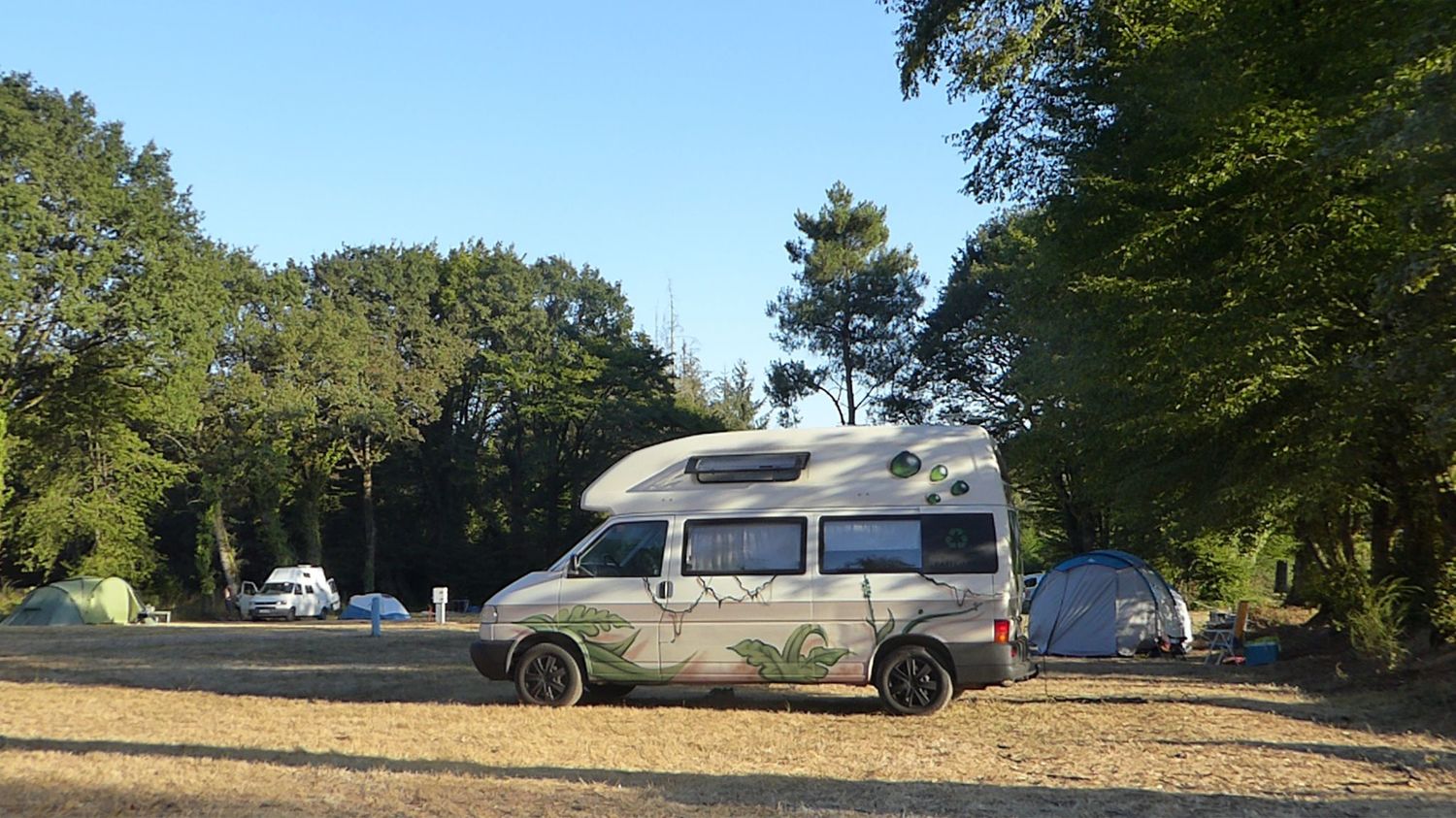 Camping Le Val aux Fées — Camping vanlife à Concoret, Bretagne